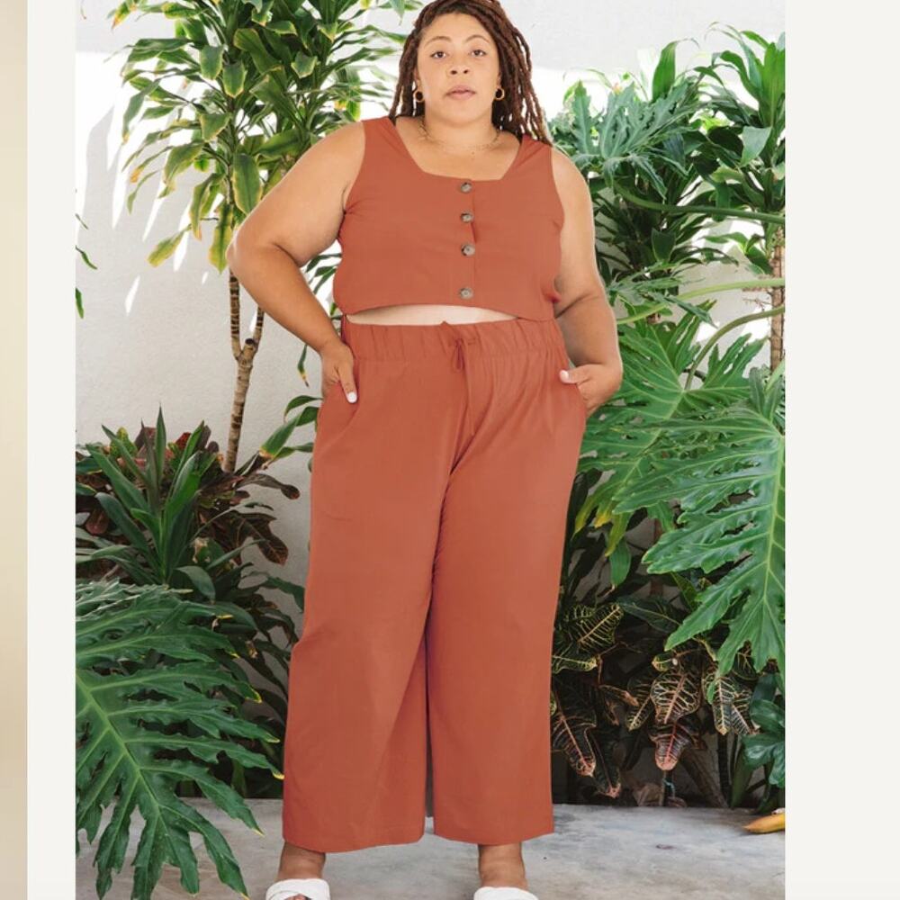 Wayre Square Neck Button Front Tank Crop Travel Top in Clay XXXL